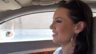 Asyalı arabada sikişiyor
